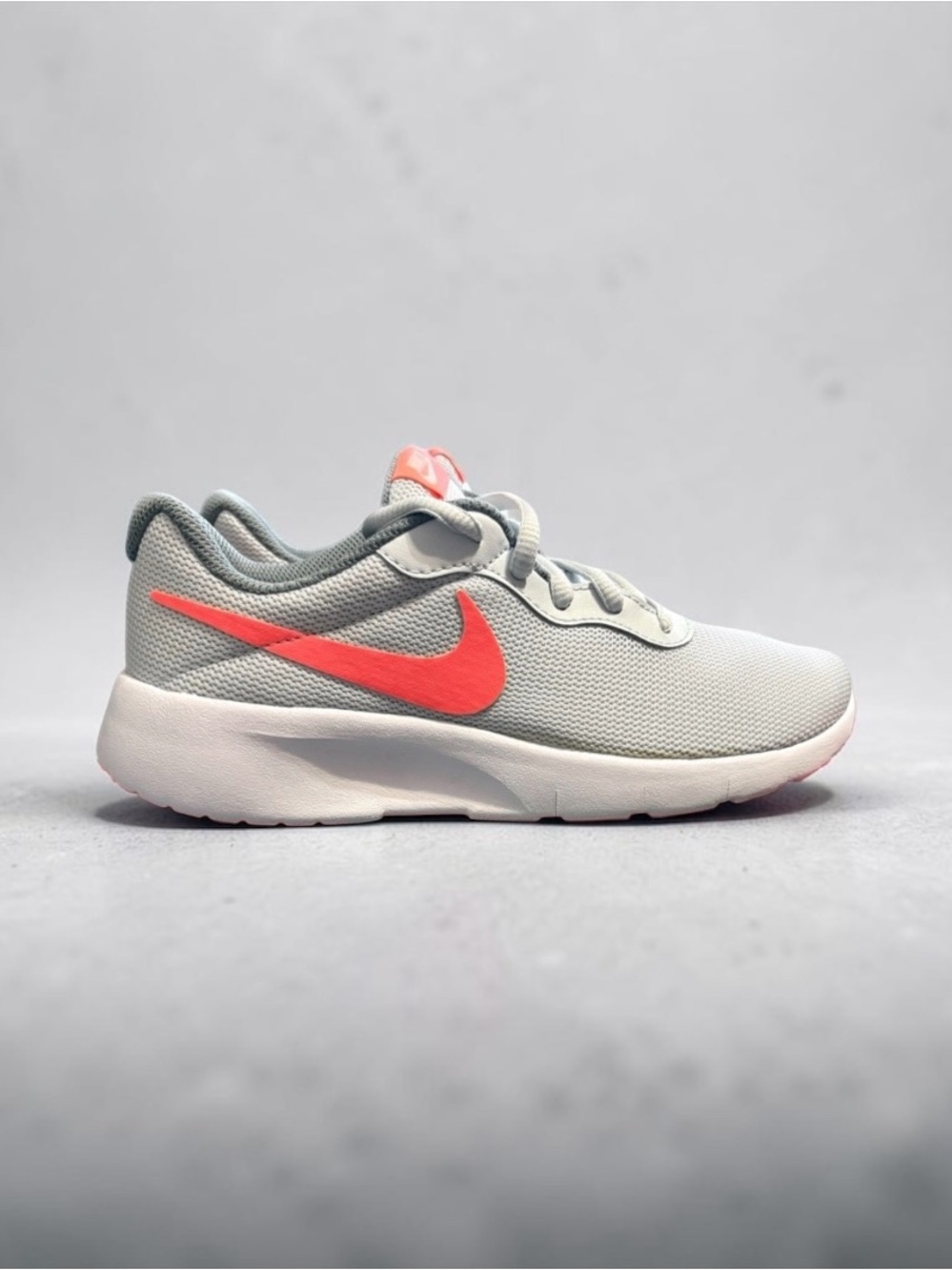 Nike Tanjun Youth Light Gray Athletic Sneakers 5Y or 7 Women’s